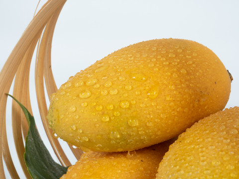竹篮中新鲜多汁的黄色芒果