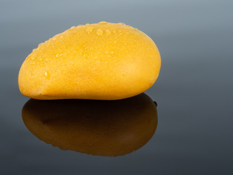 黄色芒果镜面效果图片