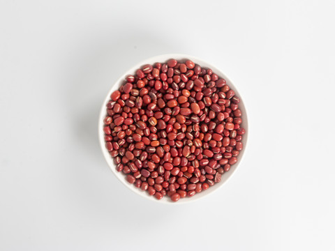 白色碗中的圆润的红豆