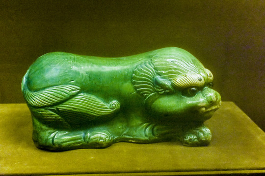 金代绿釉狮子枕