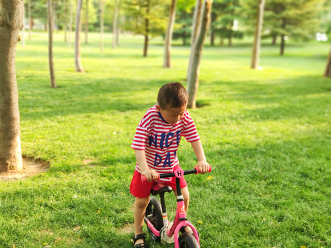 草地上骑车的男孩