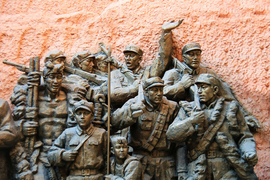 红军战士陕北农民战斗雕像