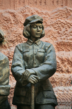 红军女战士雕像