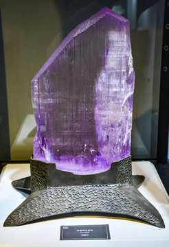 紫锂辉石晶体