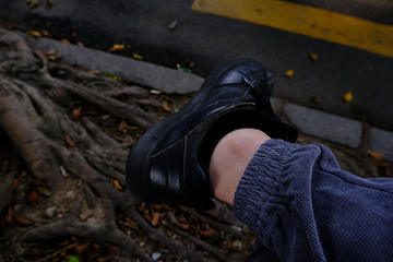 穿黑色鞋子的脚