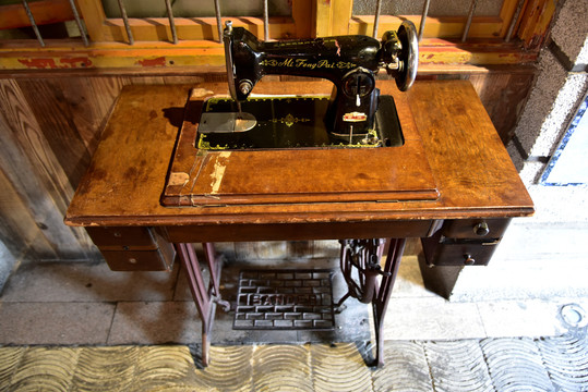 旧式缝纫机