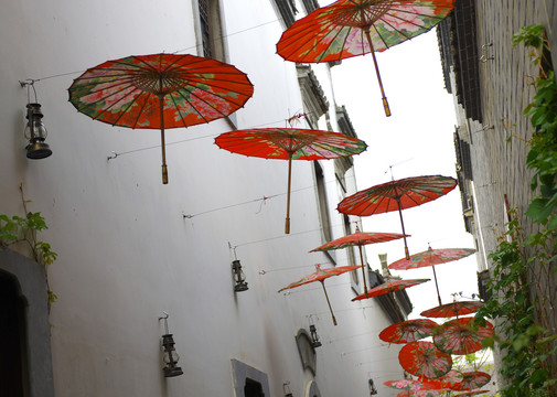 红伞装饰的小巷