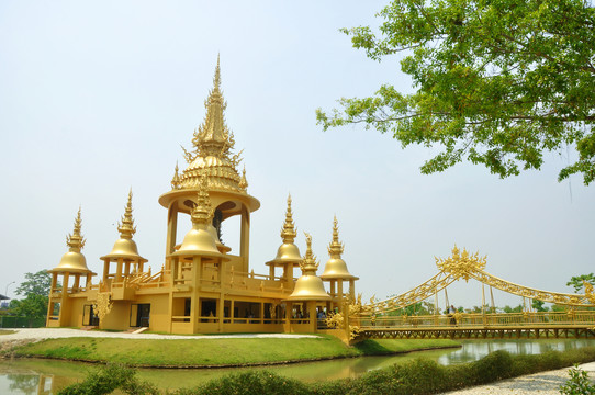 金色寺庙风景
