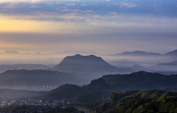 远山晨景