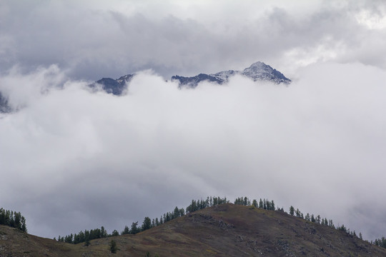 雾锁雪山