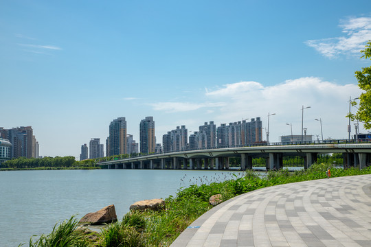 中国苏州市园区环金鸡湖步行街风