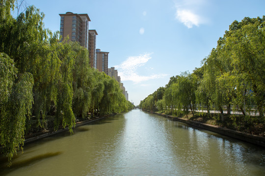 中国苏州市园区环金鸡湖步行街风
