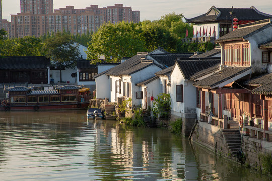 中国苏州市傍晚的姑苏城寒山寺风