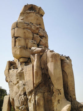 孟农神像