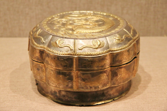 龙纹金花银盒