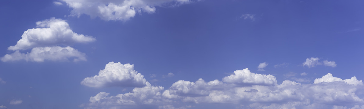 天空中的白云全景图