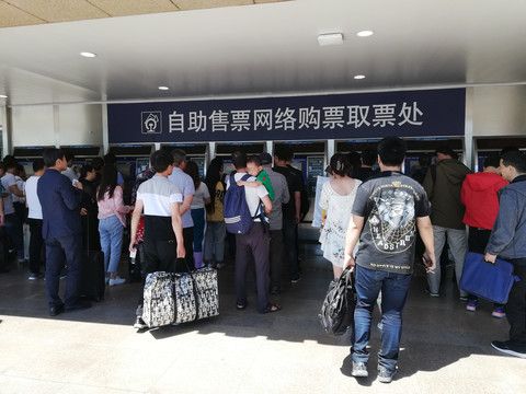北京西站自助售票取票处