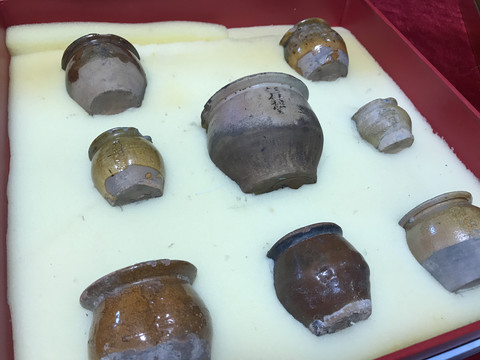民间收藏古代瓦罐