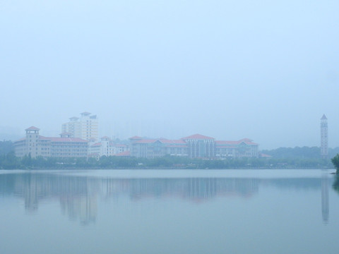 八里湖第一人民医院水面倒映