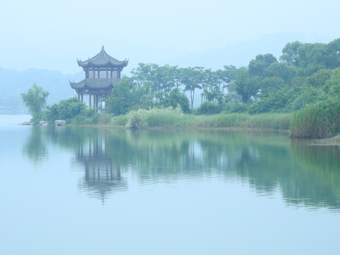 八里湖云景湾亭子水面倒映