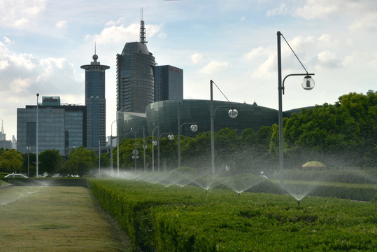上海浦东世纪广场绿化带喷淋养护