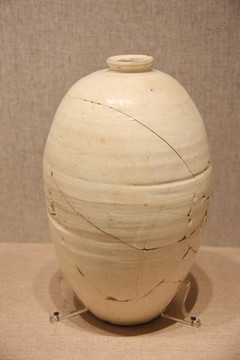 小口瓷瓶辽代