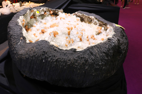 矿物晶体聚宝盆