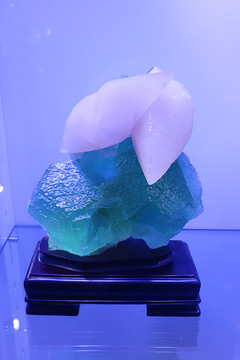绿白共生奇石