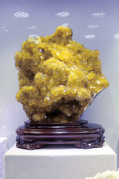 黄色透明水晶石