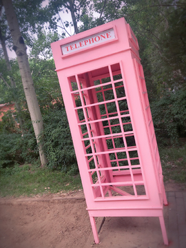 公园里的红色电话亭