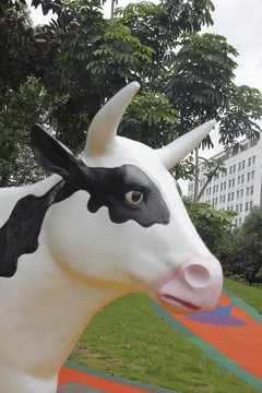 游乐园奶牛雕塑