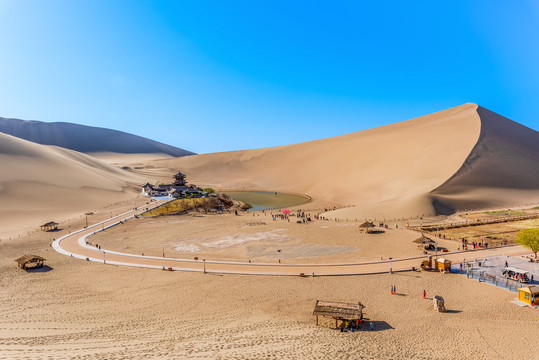 敦煌鸣沙山月牙泉全景