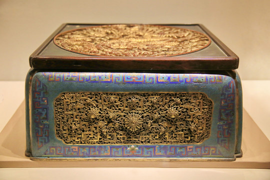 掐丝珐琅宝相花兽耳冰箱清代