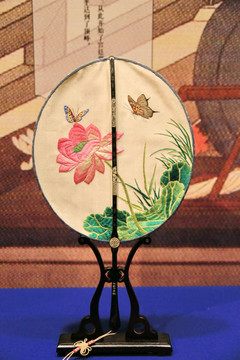 白地彩绣花蝶纹团扇清代