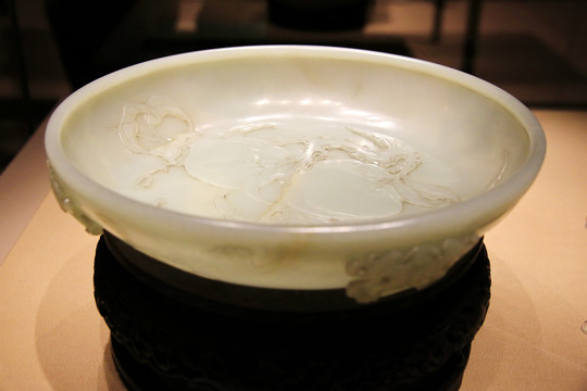 青玉浮雕桃子蝙蝠四足洗