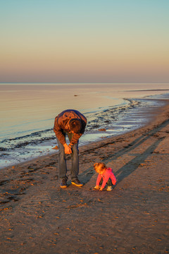 波罗的海边沙滩上玩耍的儿童