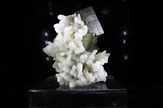 水晶与方金共生