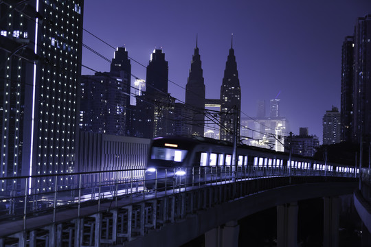 重庆地铁与摩天楼双子塔夜景