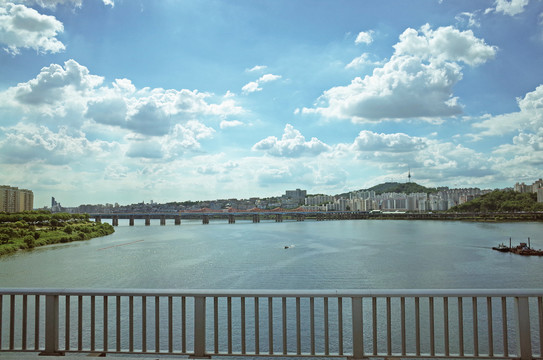 蓝天白云下汉江大桥摄影图片