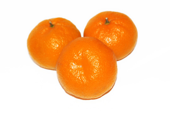 白色背景上的橘子