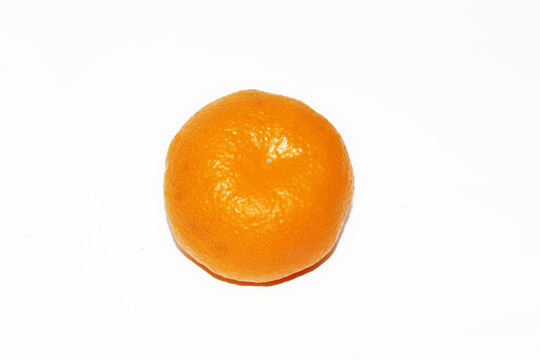 白色背景上的橘子