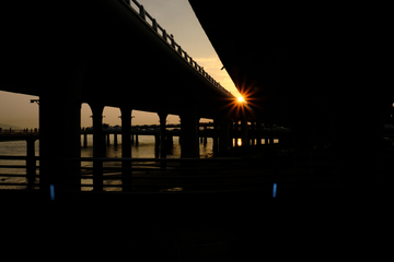 桥下日落