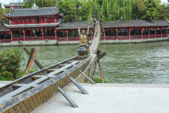 赛龙舟雕塑