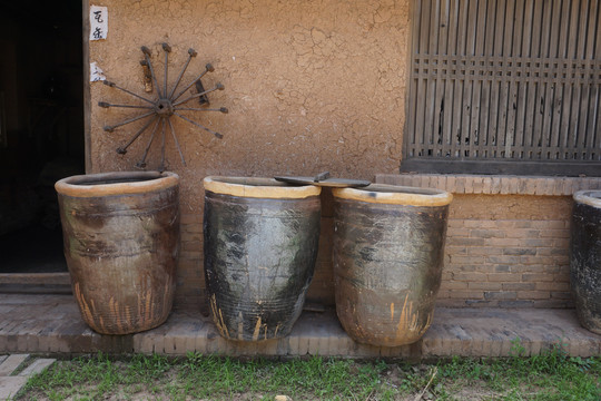 院子里的水缸