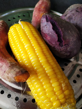 蒸紫薯和玉米