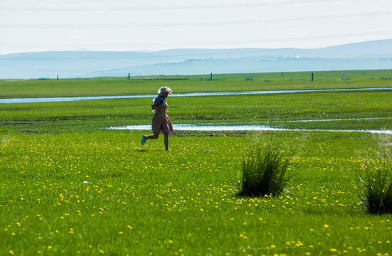 夏季草原奔跑的女人