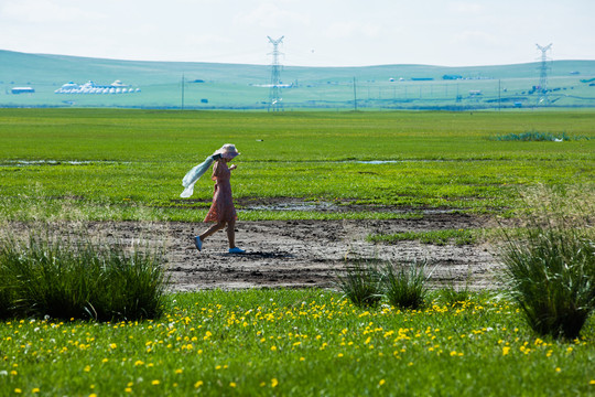 草原上奔跑的女人