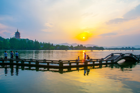 雷峰夕照