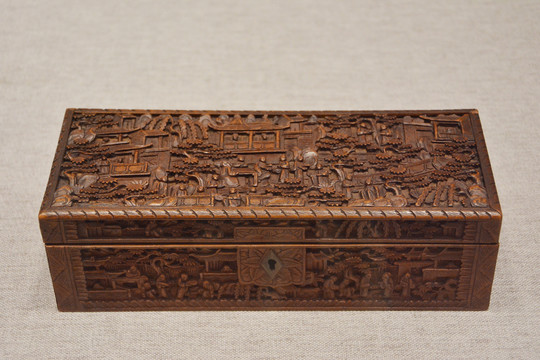 庭院人物纹檀香木雕盒