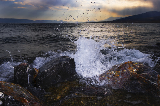 赛里木湖浪花